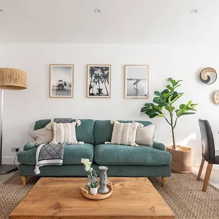 Stylish Private Parking Apartament Penryn